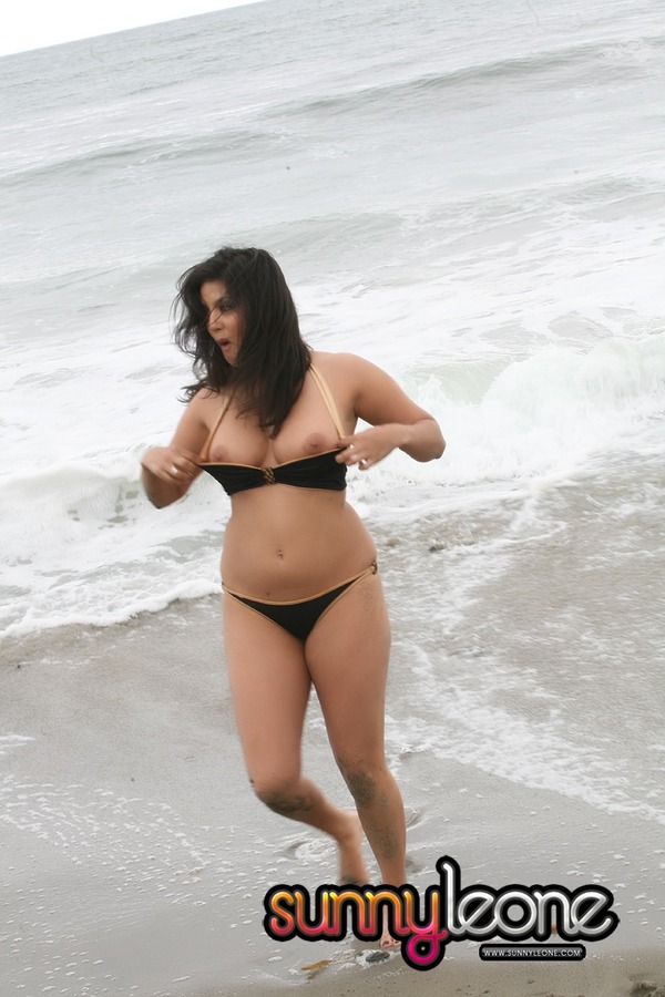 Sunny Leone black bikini 08