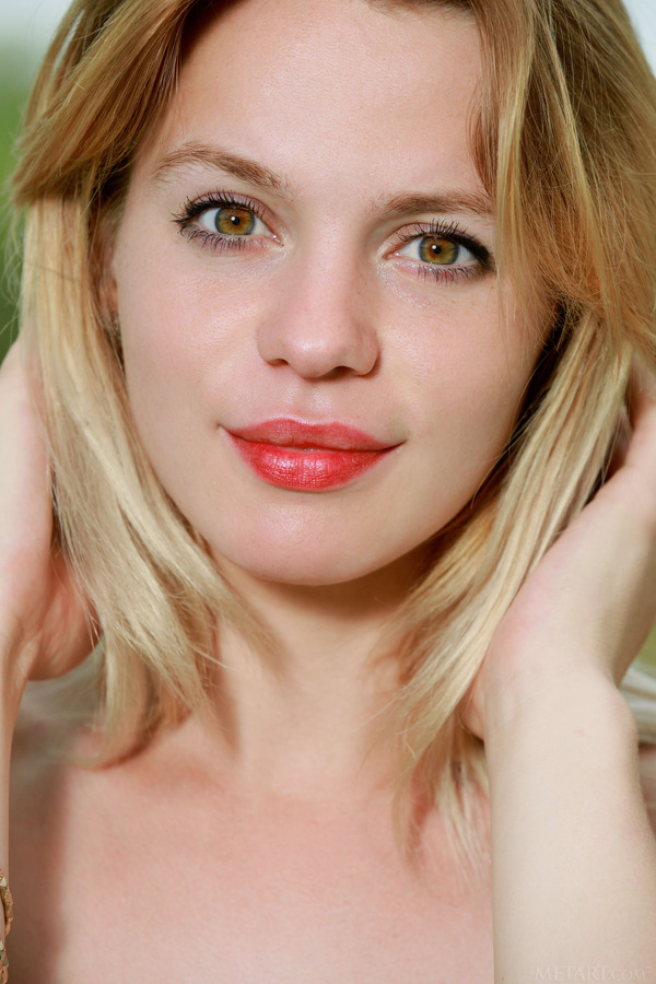Sexy Russian blonde Elisa Liv 10