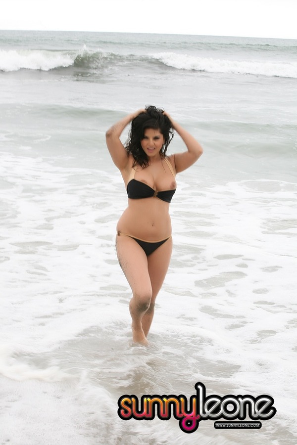 Sunny Leone black bikini 09