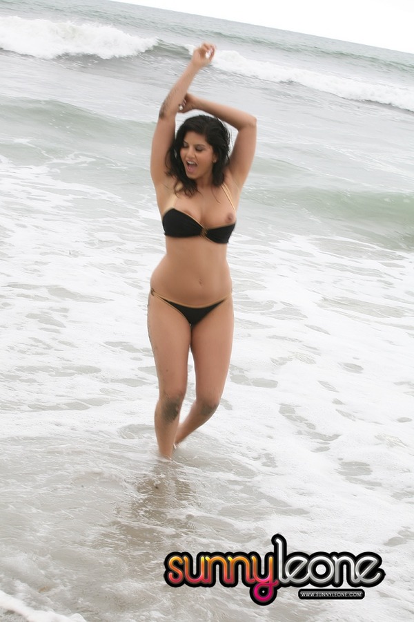Sunny Leone black bikini 10