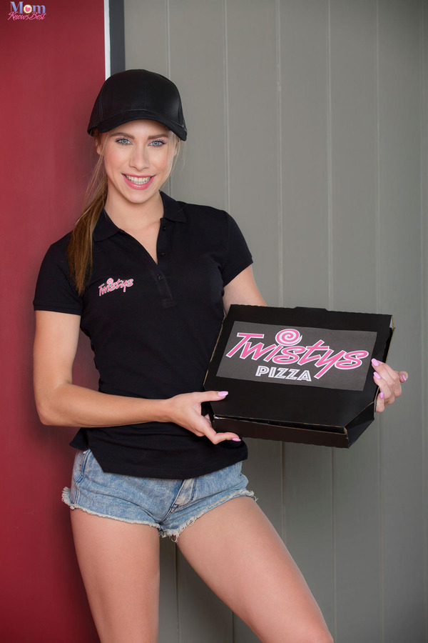 Jaclyn Taylor Seduces The Pizza Delivery Girl 00